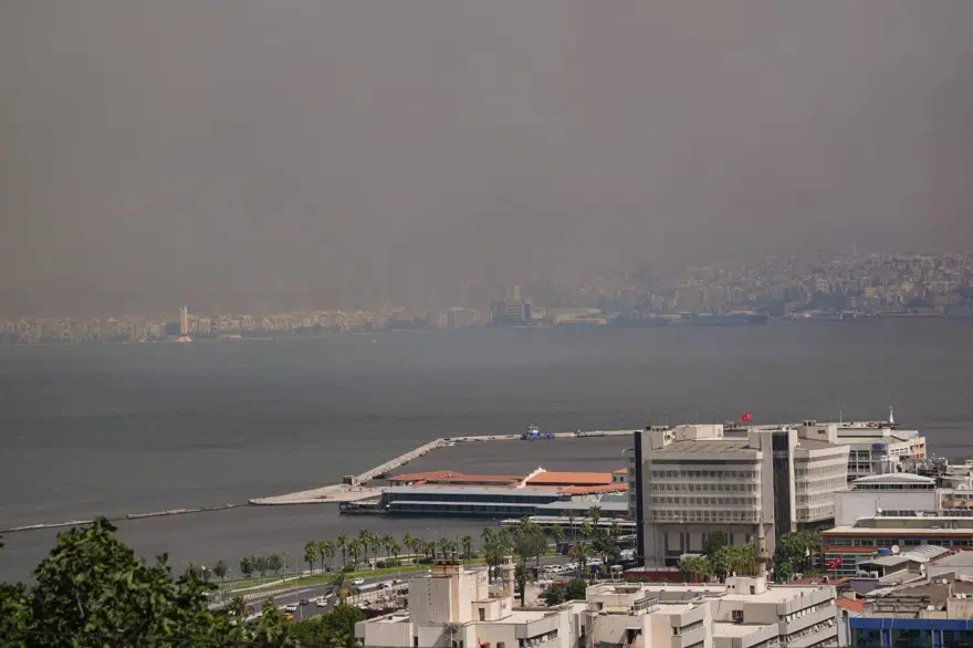 Türkiye orman yangınlarıyla mücadele ediyor: İzmir'de alevler evlere sıçradı, yüzlerce kişi tahliye edildi 16 Türkiye orman yangınlarıyla mücadele ediyor: İzmir'de alevler evlere sıçradı, yüzlerce kişi tahliye edildi 16