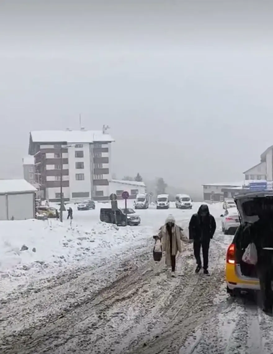 Uludağ'da sezon başladı: Tatilciler akın etti 1 Uludağ'da sezon başladı: Tatilciler akın etti 1