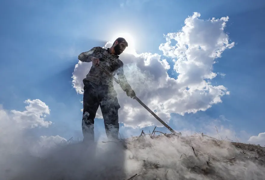 Torakçılardan yaz ortasında 90 derece sıcağın altında mesai: “Sıcakhavadan şikayet edenler gelip bizi görsün” 12 Torakçılardan yaz ortasında 90 derece sıcağın altında mesai: “Sıcakhavadan şikayet edenler gelip bizi görsün” 12