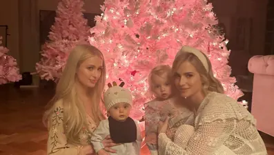 Paris Hilton'un taşıyıcı anneden kızı oldu! Bebek London'a pembe Noel kutlaması