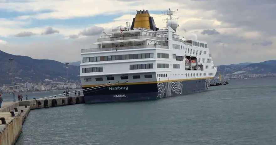 2025 yılının ilk "kruvaziyer" gemisi: Alanya iskelesine demir attı 