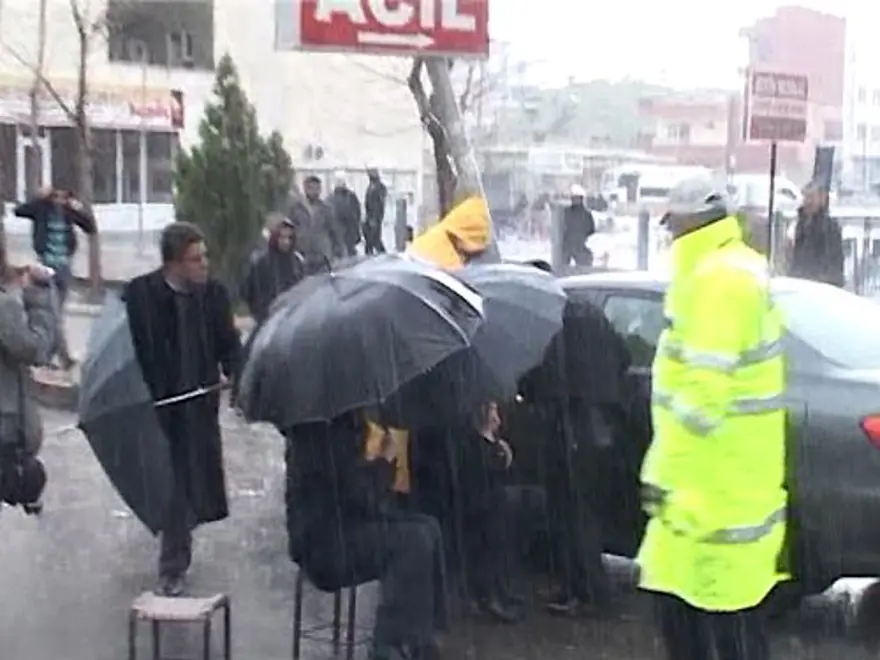 Yağmur altında itaatsizlik ve tekme 4