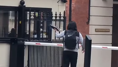 Londra'daki Türk Konsolosluğu önünde Kur'an-ı Kerim yakıldı