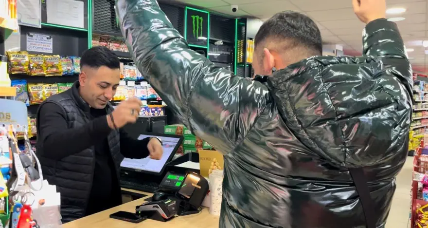 Bu markete gelen dans etmeden alışveriş yapamıyor 2