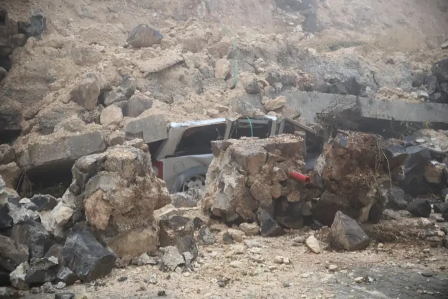 Yoğun yağış sonrası istinat duvarı çöktü, araçlar altındakaldı Yoğun yağış sonrası istinat duvarı çöktü, araçlar altındakaldı
