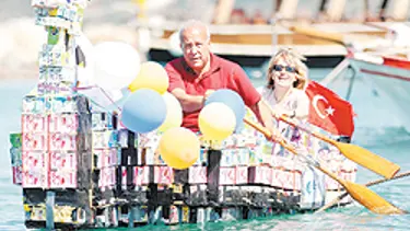 Süt kutusundan tekne yaptı