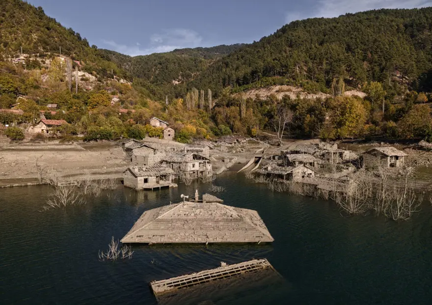 Baraj suları çekilince taş evler gün yüzüne çıktı 3