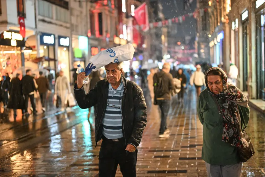İstanbul'da sağanak hayatı olumsuz etkiledi 24