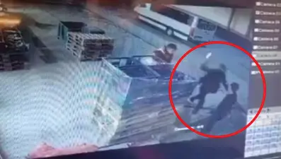 Ankara'da çocuktan satırlı saldırı kamerada