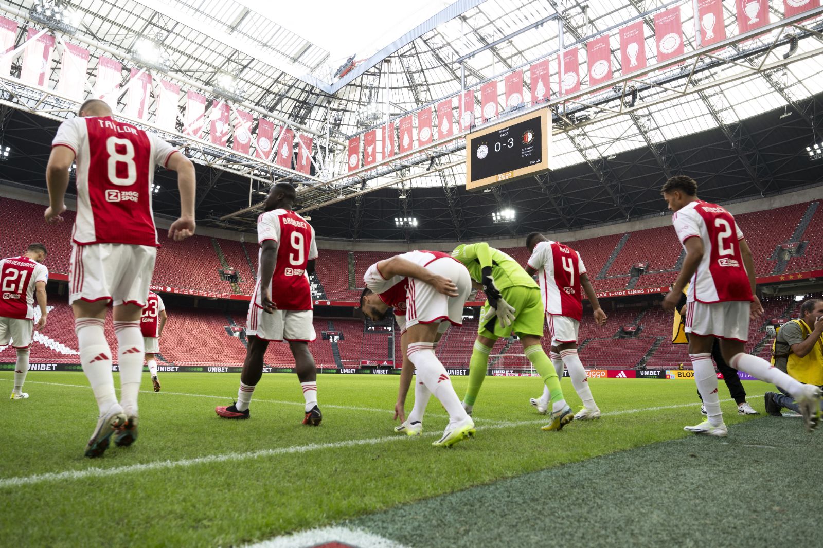 Ajax, bilgi ticareti yaptığı iddiasıyla üst yönetici Kroes'i görevinden uzaklaştırdı