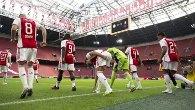 Ajax, bilgi ticareti yaptığı iddiasıyla üst yönetici Kroes'i görevinden uzaklaştırdı