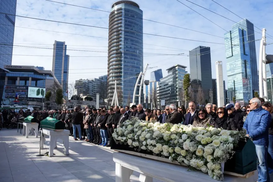 Yangın faciasında hayatını kaybeden eşi ve kızlarını son yolculuğuna uğurladı | Acılı baba: Devletimiz gereğini yapacaktır 8