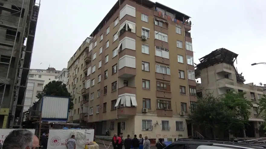 İstanbul'da kolonunda çatlak oluşan 7 katlı apartman tahliye edildi 2