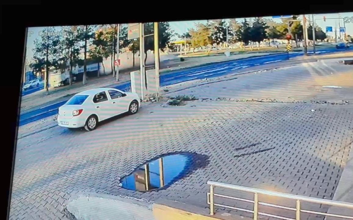Freni boşalan tır araçlara çarptı: 3 yaralı
