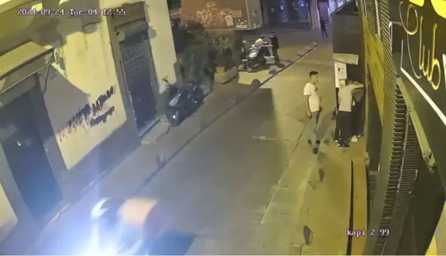 Beyoğlu'nda sokak ortasında taciz | "Amcamın kızı" diyerek kendini savunan şüpheliler tutuklandı 1 Beyoğlu'nda sokak ortasında taciz | "Amcamın kızı" diyerek kendini savunan şüpheliler tutuklandı 1