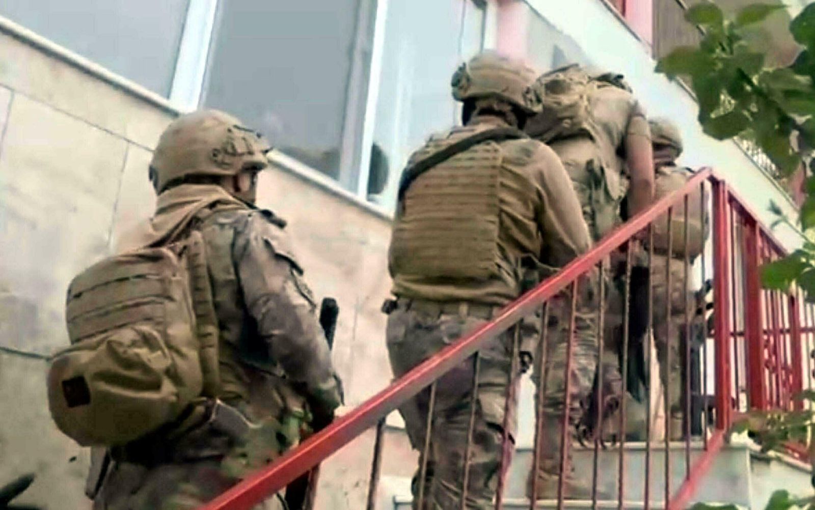 İzmir'de FETÖ operasyonu: 23 gözaltı