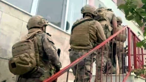 İzmir'de FETÖ operasyonu: 23 gözaltı İzmir'de FETÖ operasyonu: 23 gözaltı