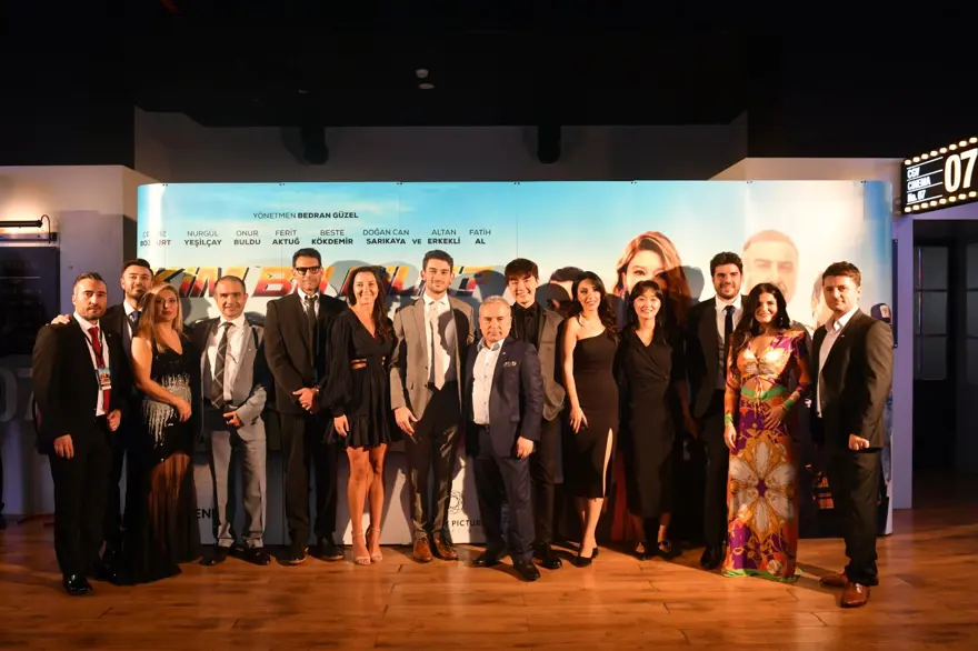 Nurgül Yeşilçay, Cengiz Bozkurt gibi oyuncuları kadrosunda bulunduran 'Kim Bu Aile?' filminin galası yapıldı 5