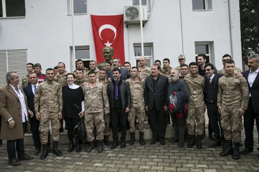 Sanatçılar, Zeytin Dalı Harekatı'na destek için Suriye sınırına gitti 14