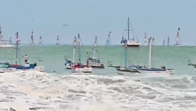 Peru'da dev dalgalar tekneleri batırdı