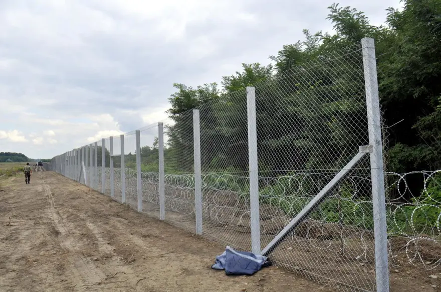 Macaristan-Sırbistan sınırına tel örgü 37 Macaristan-Sırbistan sınırına tel örgü 37