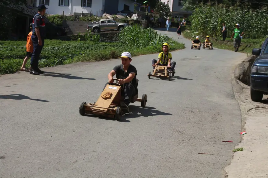 Rize'de tahta arabalar "Laz Ralli"de yarıştı Rize'de tahta arabalar "Laz Ralli"de yarıştı
