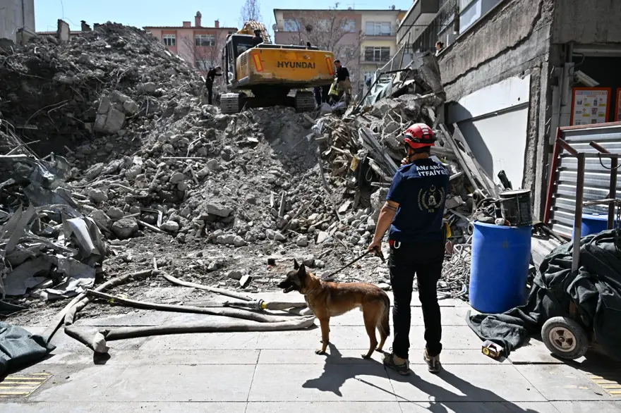 Ankara’da istinat duvarı çöktü: 18 yaşındaki işçi yaşamını yitirdi 3