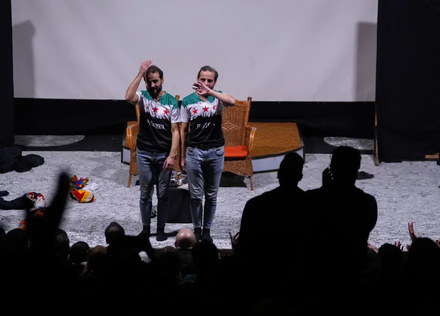 Esad sonrası ilk özgür oyun! Tiyatrocu kardeşler Şam'da sahneye çıktı 10