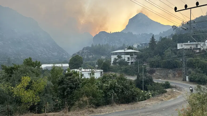 BİR YANGIN DA ANAMUR'DA BAŞLADI 4 BİR YANGIN DA ANAMUR'DA BAŞLADI 4