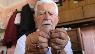 93 yaşındaki Recep amca yıllara meydan okuyor: 80 yıldır mesleğini sürdürüyor