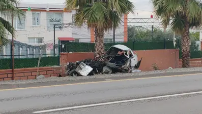 Hatay'da feci kaza: Araç ikiye bölündü
