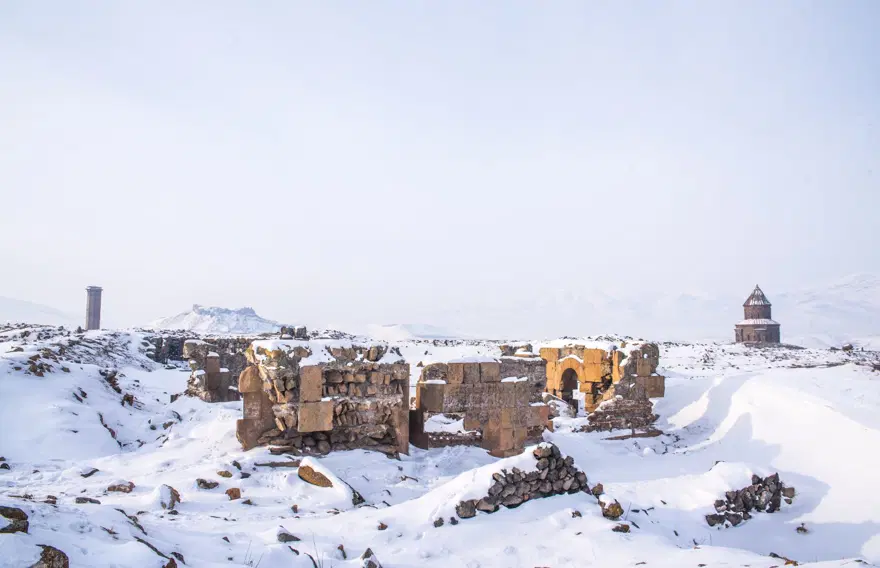 Beyaza bürünen Ani Antik Kenti masalsı güzelliğiyle yerli ve yabancı turistleri ağırlıyor 15 Beyaza bürünen Ani Antik Kenti masalsı güzelliğiyle yerli ve yabancı turistleri ağırlıyor 15