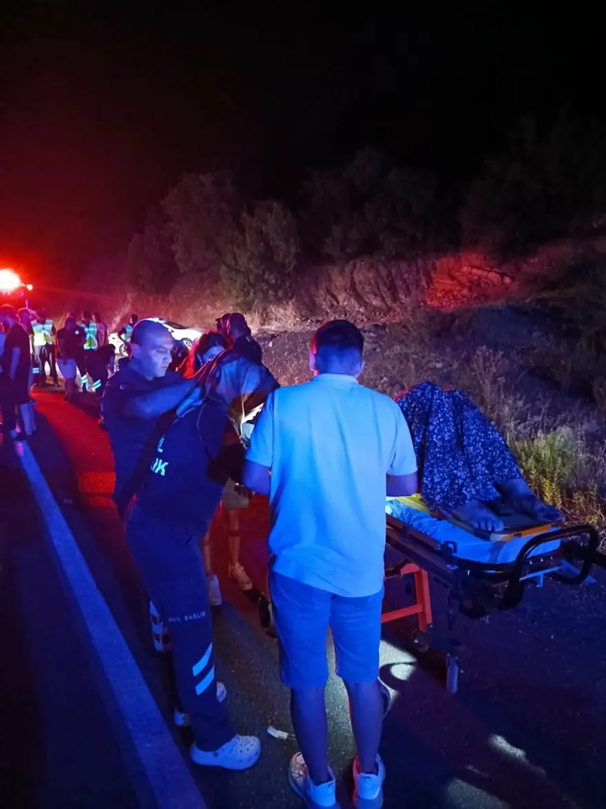 Isparta’da iki otomobil kafa kafaya çarpıştı: 2’si çocuk 3ölü, 10 yaralı 3