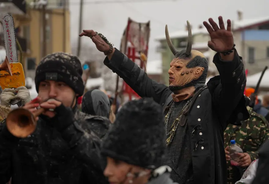 14 asırlık geleneğin görüntüleri damga vurdu: Maske ve kostümler; işte Vevçani Karnavalı 19
