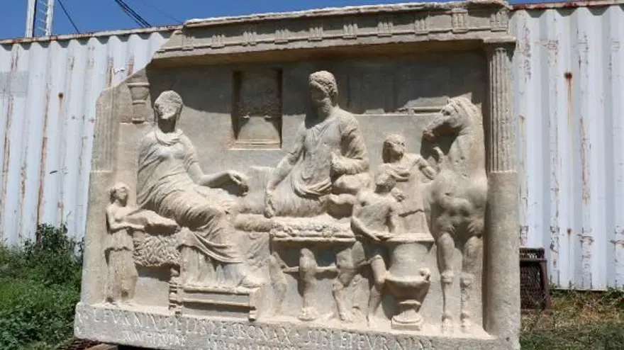 Çanakkale'de bulunan Parion Antik Kenti'nde 1900 yıllık mezar steli bulundu 2