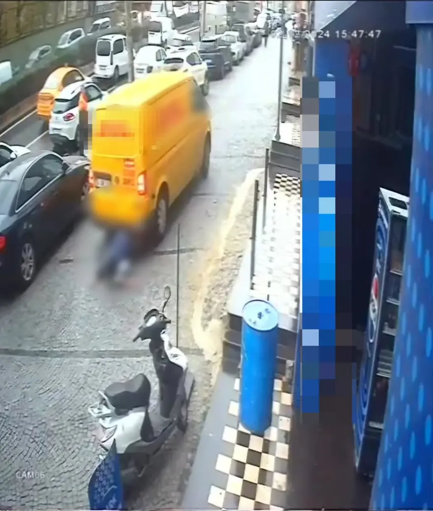 Yolda yürürken ölümdendöndü: Geri giden minibüs yayaya çarptı 1