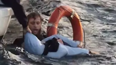 Denize düştü, boğulma tehlikesi geçirdi... İstanbul Boğazı'ndaki kurtuluş anı