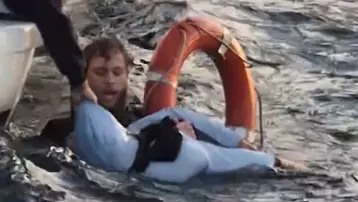 Denize düştü, boğulma tehlikesi geçirdi... İstanbul Boğazı'ndaki kurtuluş anı