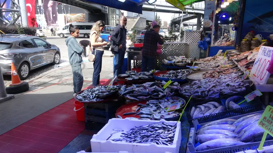 Bolluk azaldı ama tezgahta çeşitlilik sürüyor: Deniz suyu sıcaklığı etkiledi 1
