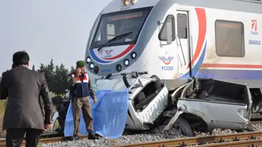 Tren kamyonete çarptı: 2 ölü