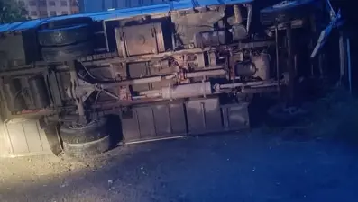 Midibüs park halindeki cipe çarptı: 2 yaralı