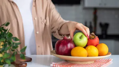 Genç kadın 20 yıldır bu tehlikeyle yaşıyor: Eğer 1 lokma meyve yerse ölebilir