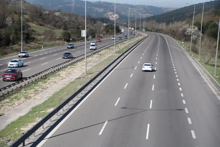 Bolu geçişinde bayram trafiği yoğunluğu azaldı 3 Bolu geçişinde bayram trafiği yoğunluğu azaldı 3