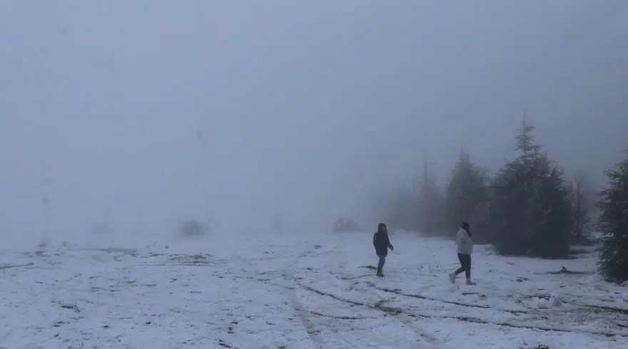 Kar ve sisin birleşimi mest etti: Ailesiyle vakit geçirmek isteyen oraya akın etti Kar ve sisin birleşimi mest etti: Ailesiyle vakit geçirmek isteyen oraya akın etti