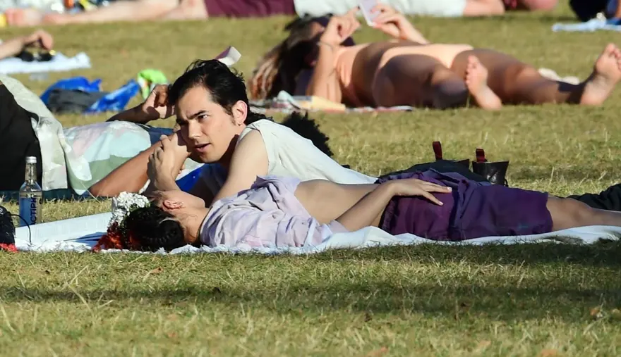 FKA Twigs ve sevgilisinin park keyfi 8
