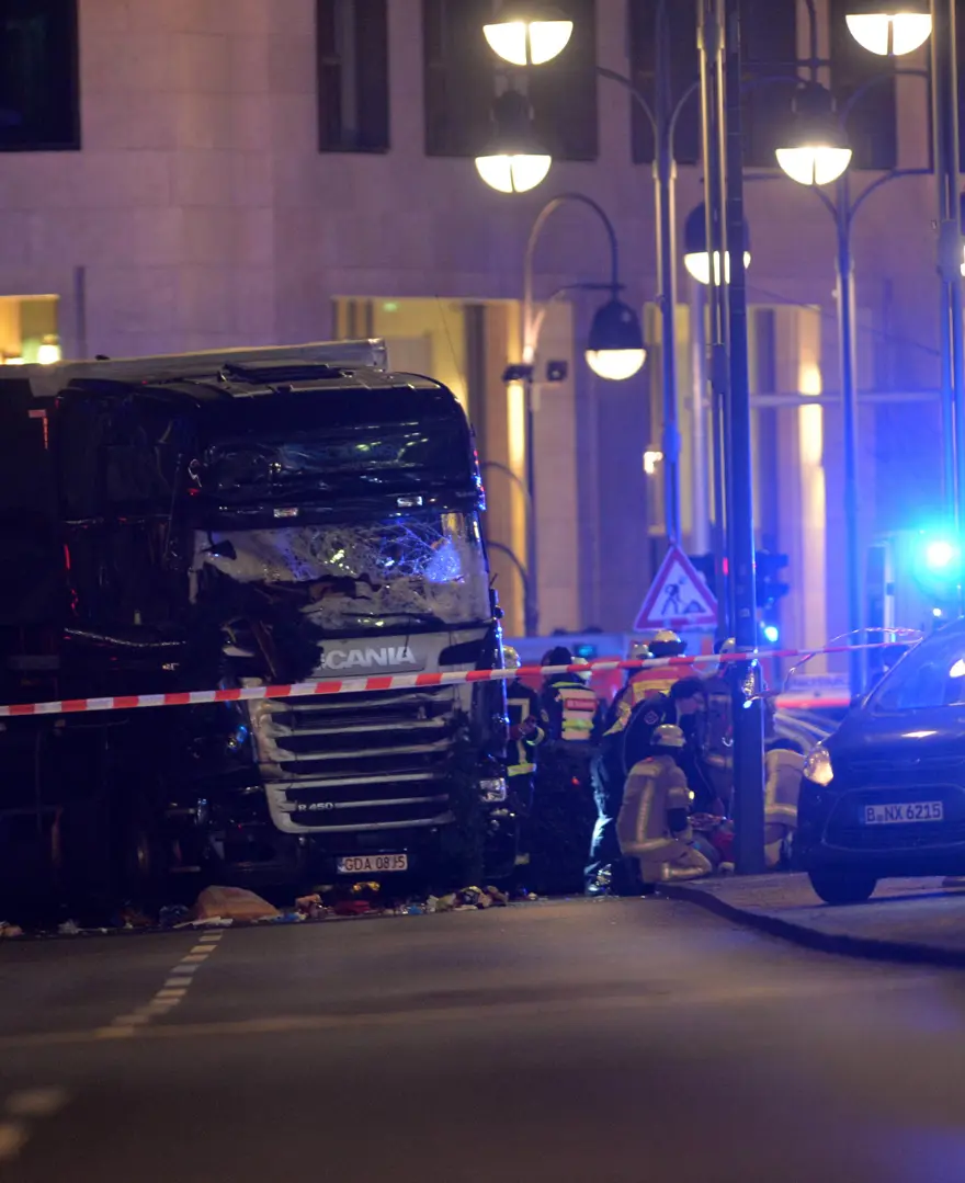SON DAKİKA... Almanya'nın başkenti Berlin'de Noel pazarına TIR girdi 1