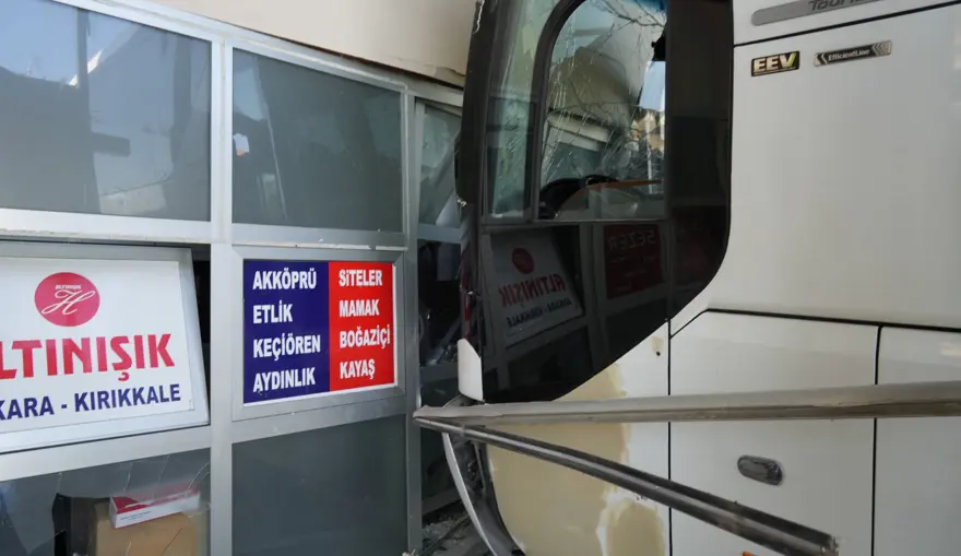 Yolcu otobüsü otogara daldı, facianın eşiğinden dönüldü: 3 yaralı 5 Yolcu otobüsü otogara daldı, facianın eşiğinden dönüldü: 3 yaralı 5