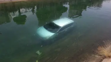 Sulama kanalına uçan araçtaki anne ve kızı vatandaşlar kurtardı