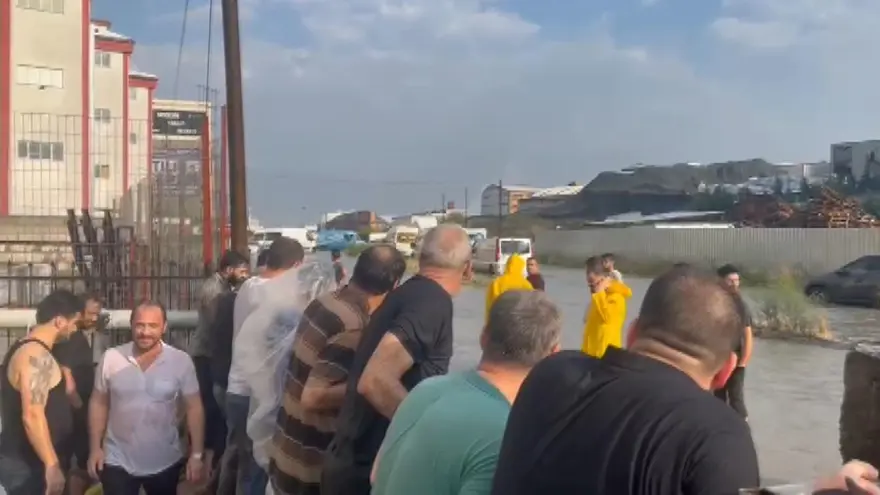 Esenyurt'ta şiddetli yağmur Başakşehir'de dolu yağdı 3 Esenyurt'ta şiddetli yağmur Başakşehir'de dolu yağdı 3