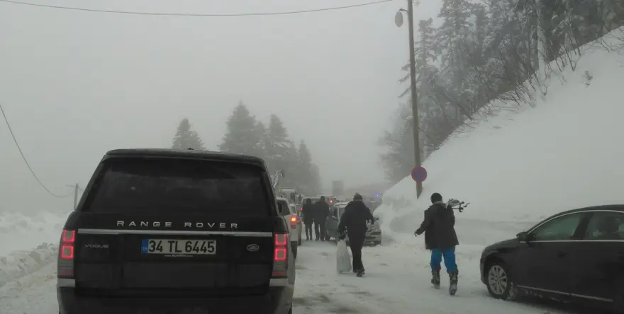 Tatilci akını Uludağ’da trafiği kilitledi 
